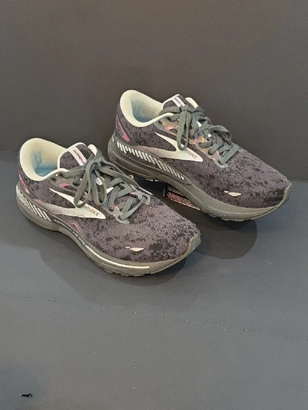 Brooks Adrenaline GTS 23 Women's Shoes in Charcoal with Pink Highlights Size 9